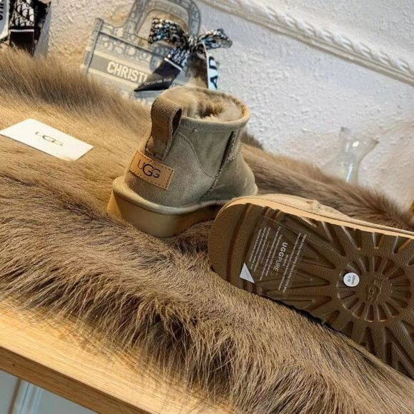 UGG CLASSIC ULTRA MINI ANTILOPE SHEARLING LINED BOOT - Picture 4 of 6